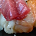 Washoku Dokoro Sakura - 赤貝、ホタテ、もう一つ白い貝？白身、トロサイド