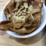 マルキン本舗 - 2回目の炙りチーズ豚バラ丼。