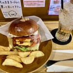 マグズカフェ - ベーコンエッグダブルチーズバーガー1590円、ジンジャーエール450円。飲み物セットにした時のおまけフライドポテト。合計2040円。