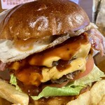 マグズカフェ - ベーコンエッグダブルチーズバーガー1590円。ボリューム満点。パティの肉感半端ねぇ。バンズも旨し。美味しい一品。