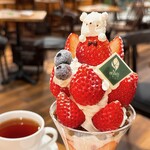 観音山フルーツパーラー - いちごパフェ（2980円）