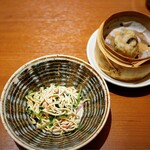 サワダ飯店 - 副菜のサラダと広東焼売