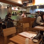 茶鍋cafe saryo - テーブルから調理カウンターを撮影