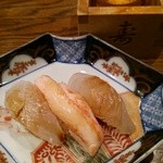 鮨し人 - 握り。ひらめ・まとうだい（昆布締め）、カニ