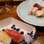 握り。右側、ブリトロ、カツオ、バイ。左側、大間のマグロ、アオリイカ。