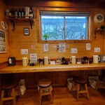 らーめん とうかんや - こちらはカウンター席。真ん中に4名のテーブル席、小上がりに丸いちゃぶ台の4人席があります。
