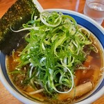 らーめん とうかんや - 醤油ラーメンにネギ細切りをトッピング