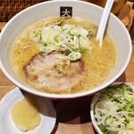 大島 - キラキラと輝くラーメンの表情。別皿のネギをトッピング。