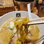 大島 - 縮れ麺が味噌スープにバッチリ合う！