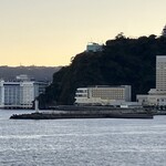 ホテルリゾーピア熱海 - 部屋のバルコニーから見える景色と熱海城