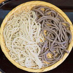 手打ちそば 根津 鷹匠 - 鴨せいろ 1650円 のせいろ(二八蕎麦)と深山(田舎蕎麦)の二色盛り