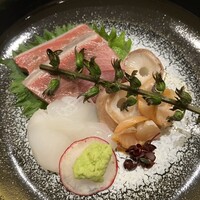 鮨 赤酢 はなやま - お造り、鰤と赤貝ひもと生だこ