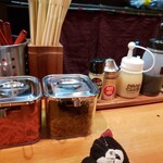 Tonkotsu Ramen Juju - 紅しょうが、ピリ辛高菜、テーブル調味料