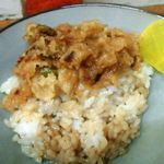 野菜丼を途中まで食べた図