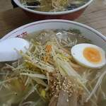 日景食堂 - 「大鰐もやしラーメン」
            第二の目的がコレ。
            15年ほど前から気になってた”大鰐もやし”を食す。
            温泉の地熱で育てるご当地野菜、激細ながら30cmもの長さが特徴で、歯ごたえ抜群のシャキシャキ感が美味！！