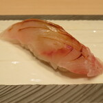 大宮 鮨 貴山 - 握り　イサキ。