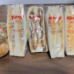 キッチンポテト - 左から　焼きそばパン、かに、チキン(?)、ぽぱい、卵