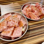 焼肉スタイル肉放題 - 黒毛和牛上ロース(左)   特選特上上ハラミ(右)