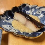 南柏 旬の鮮魚と四季の地酒 すしの磯一 - 銀ダラ西京焼き　白味噌とカブのソース　※レアに焼いた銀ダラですが皮はパリパリ。すりおろしたカブを加えた白味噌ダレがよく絡みます。日本酒にあいますねー。