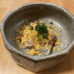 Minamikashiwa Shunno Sengyo To Shiki No Jizake Sushi No Isoichi - 白身魚の自家製カラスミ和え　黄身醤油　※真鯛かな？それに自家製のカラスミをすりおろして黄身醤油をかけたもの。美味。