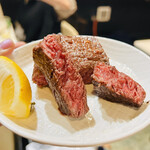 焼肉ホルモン貴 - 和牛ロース　塩胡椒にレモンをしぼっていただくと最高です！　byまみこまみこ