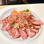 Yakiniku Horumon Taka - 上カルビ　もし、脂が多いのが大丈夫なら、上カルビをお勧めます！一枚だけ食べたけど脂がとても美味しいです〜凄いかもっ！友達が全部食べました　２人前　byまみこまみこ