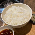 焼肉松坂 - ご飯大 これはやりすぎたな
            これもボリュームたっぷりのつやつや旨飯です