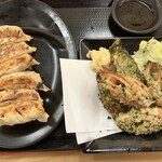 京王高尾山温泉 極楽湯 - 焼餃子 ちくわの磯辺揚げ