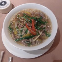南園 - 牛肉の細切り入りつゆそば(2300円)