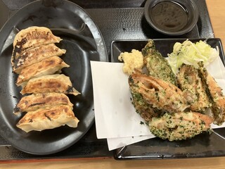 Keiou Takao San Onsen Gokurakuyu - 焼餃子 ちくわの磯辺揚げ