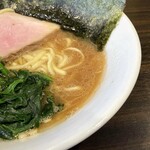 横浜らーめん寿三家 - バランスが良く、少し獣感のあるスープ。