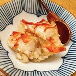 鮨おばな - 車海老丼。甲殻類の旨味を吸収した16年物の漬け汁が抜群にウンマイ。まさに海老醤油。海老は一旦ゆがいてから焼いているので、芳ばしい香りとやや力強い食感が持ち味