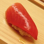 鮨おばな - 背鰭脇の中トロ。背ナカの一部かな？こちらは女川産です