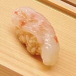 鮨おばな - ボタン海老です。このネタには新月の塩をトッピング