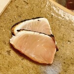 鮨おばな - 鰆のタタキ。提供する直前に藁で燻します