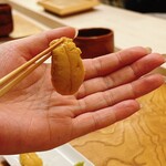 鮨おばな - 箸でつまめるムラサキウニ