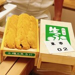 鮨おばな - 橘水産の女将が盛り付けたムラサキウニ。函館