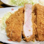 とんかつ 大倉 - 特ロース定食 岩塩をかけてサクサク衣に柔らかいお肉と甘い脂がとても美味しい(´▽｀)