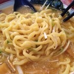 らーめん工房 網地島屋　 - 白味噌ラーメンの麺は中太太麺。シコシコ。