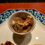 京極寿司 - ◯赤なまこ（北陸）
      ほうじ茶でさっと茶ぶりしてお出汁に浸けている
      
      コリコリ感とクニュとした感
      
      茶ぶりで柔らかくなっている感じで
      薄味でシッカリとした旨味ある出汁の味わいが
      染みてる感じ