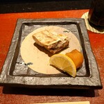 京極寿司 - ▷寒ブリの塩焼き
      能登の寒ブリのカマの部分で軽く塩を降って焼いてある
      との説明
      
      ただ塩掛けて焼かれてるだけなんだけど
      旨味がジュンワリと口の中に広がり
      ガッツリと来るよねえ
