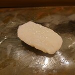 京極寿司 - ◯北陸のアカイカ（追加）
      剣先イカ、硬い皮は包丁で剥がしてある
      
      アオリイカとは全く違う、凄いねっとり感な旨味❕
      口の中が幸せ一色に一瞬に変わる
      イカ好きなら両手で喜ばれるであろう旨さ❕