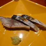 京極寿司 - スモーキーな香りと味わいが心地良い〆鯖
      
      酢の爽やかさと塩の味わいがしてるけれど
      ほんの少し煮切り醤油が垂らされて
      味わいの広がりを足されている
      
      しめ鯖の旨味がジワジワとやって来る