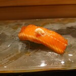 京極寿司 - ◯天然のビワマス
      醤油に少しポン酢を加えてサッパリ目な味わいに漬けた漬け
      との説明
      
      サッパリとした中にも
      ビワマスの脂の旨味がジンワリと感じる
      
      ほんのりと漬けな味わいが合ってる