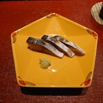 京極寿司 - ▷〆鯖（北陸）
      脂の乗ってきて美味しい鯖を一度酢締めして
      ヒッコリーの煙に当てて燻香を纏わせた瞬間スモーク
      との説明