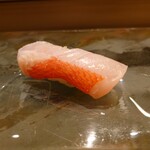 京極寿司 - ◯金目鯛（サスエ前田）
      酒霜という熱々のお酒を皮に掛けて柔らかくしている
      金目鯛の脂のりが良くて軽やかだけど深い旨味
      
      酢飯と塩で味わいが引き立てられいていい感じ
      消えゆく旨味の余韻がまた良いよねえ～