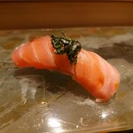 京極寿司 - ◯キハダマグロ（サスエ前田）
      サスエさんのは旨味も香りもあっていい味わい
      上の煮切り醤油の出汁感とあおさ海苔の風味と旨味
      キハダマグロの旨味が見通し良くシッカリと来てるねえ♪
      合わさった味わいも良い❕