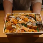 京極寿司 - お店での江戸前バラチラシ
      シンコ、海老、ウニ、数の子、玉子、イカ、穴子、鰻、
      アワビ、カニ、刺身の漬け数種類などが
      漬物、きゅうり、ごま、酢飯と合わさる