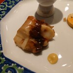 京極寿司 - ◯真蛸の柔らか煮
      甘く柔らかく炊いた江戸前仕込み　との説明
      
      プリッとしてて柔らかな食感の真ダコが
      甘味ある醤油出汁味で煮られている
      
      これも味わいが良いよねえ♪