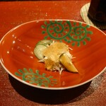 京極寿司 - ▷ズワイ蟹の酢の物
      生きたズワイ蟹の雄を店で湯がいて、味噌とほぐし身と
      大葉、生姜、みょうがの香りの良い薬味を
      一緒に和えてある
      上に載ってるのはカニ酢のジュレで
      鰹出汁と三杯酢のゼリー